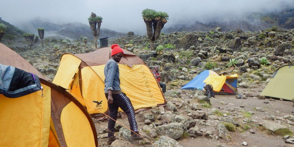 Un des camps d'approche avant l'assaut vers le sommet du Kilimandjaro. Photo : Florence Santrot