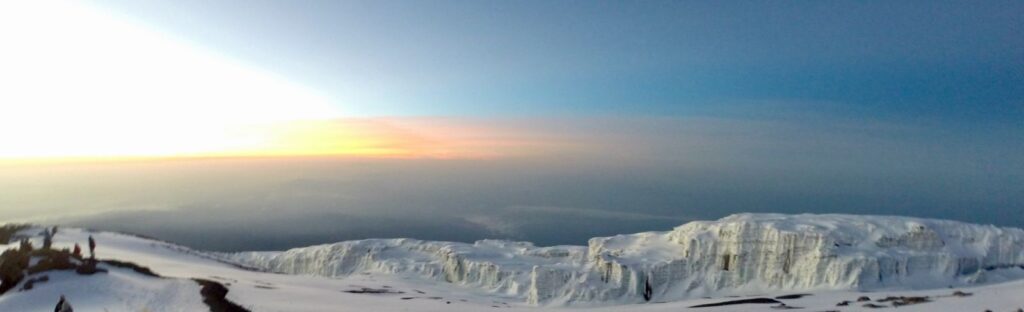 Les neiges éternelles (qui n'existeront bientôt plus) au sommet du Kilimandjaro juste avant que le soleil ne se lève. Photo : Florence Santrot